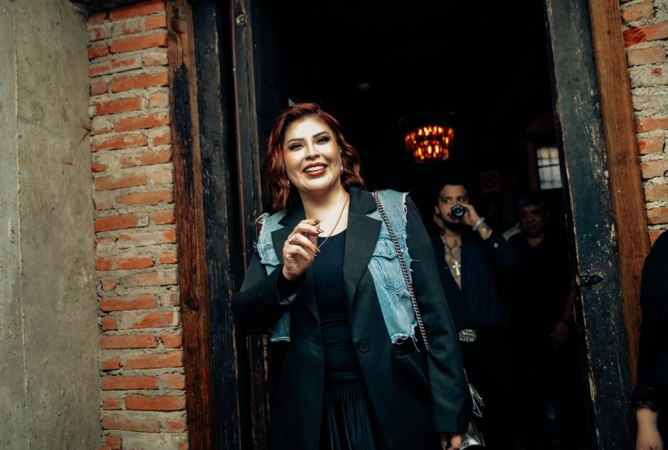 hristian Nodal ha construido una exitosa carrera en el regional mexicano mientras su madre vuelve ahora a la música. Crédito: Mezcalent.