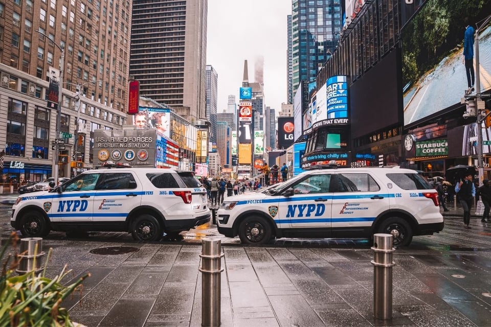 Ataque mortal en Times Square: mujer apuñala a dos desconocidos y enfrenta a policías