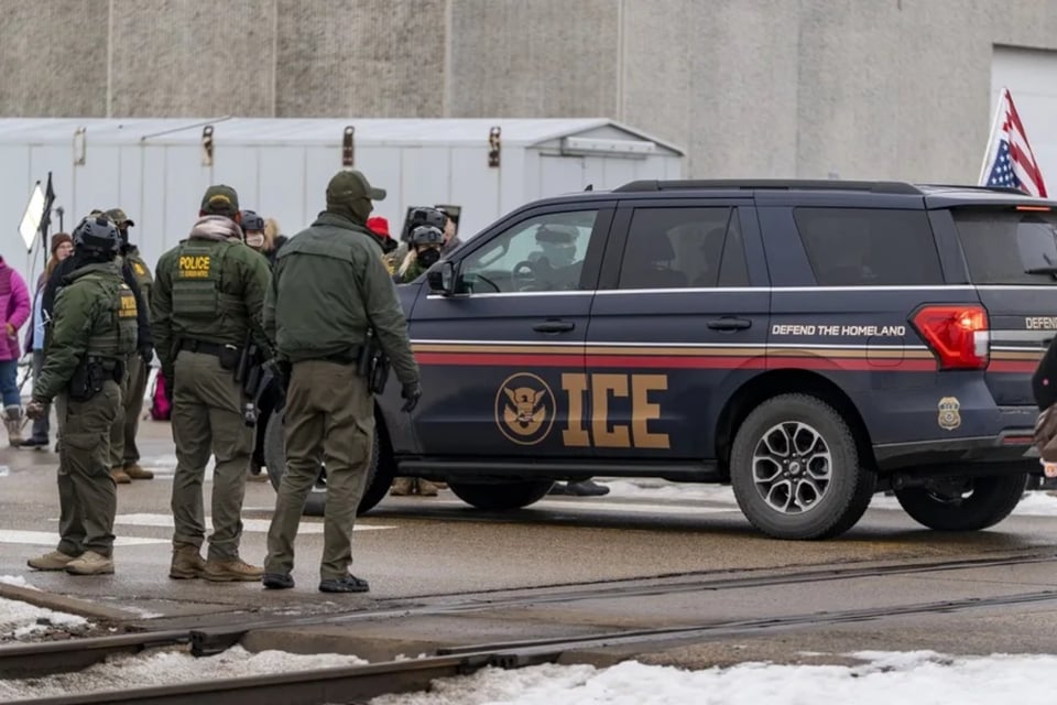 ICE rompe récord de arrestos, pero las deportaciones se estancan