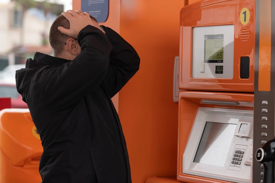 Gasolina supera $4.22 en EEUU: conflicto con Irán sigue golpeando el bolsillo