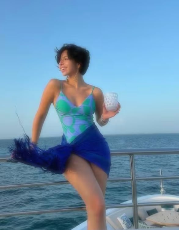 Ángela cambió en estas imágenes sus característicos vestidos de escenario por coloridos looks de verano. Ángela Aguilar en bikini