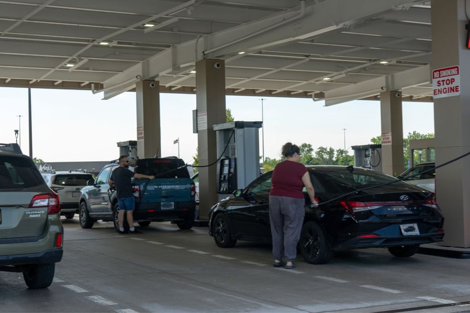 Gasolina cuesta casi $1 más que hace un año: secretario de Trump anticipa cuándo podría bajar