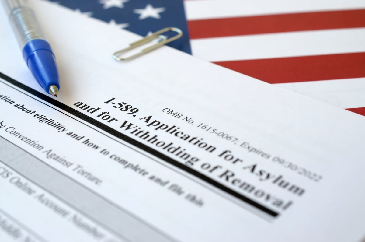USCIS endurece las entrevistas de asilo: faltar puede llevar tu caso ante un juez