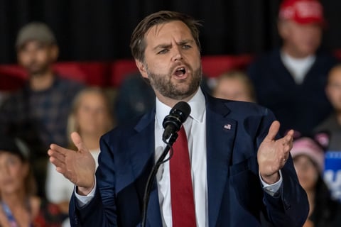 Bandera mexicana irrumpe en discurso de JD Vance y provoca explosiva reacción