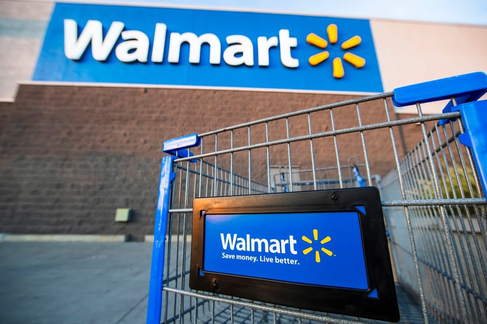 Walmart retira más fruta tras alerta por posible E. coli en 16 estados
