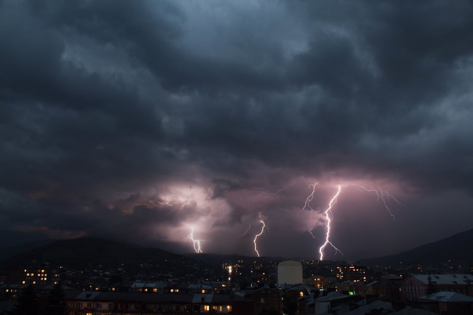 Monzón golpea el oeste de EE.UU.: lluvias extremas amenazan con inundaciones mientras rayos elevan riesgo de incendios