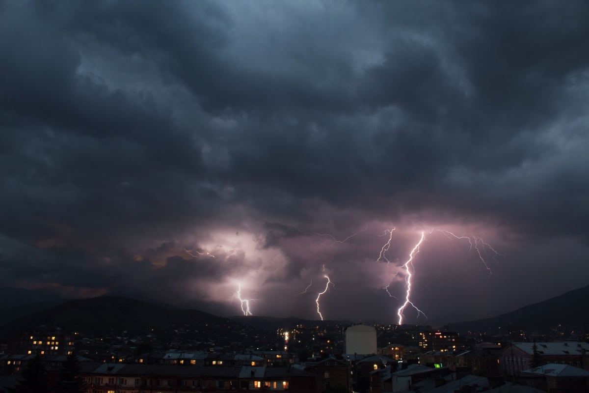 Monzón golpea el oeste de EE.UU.: lluvias extremas amenazan con inundaciones mientras rayos elevan riesgo de incendios