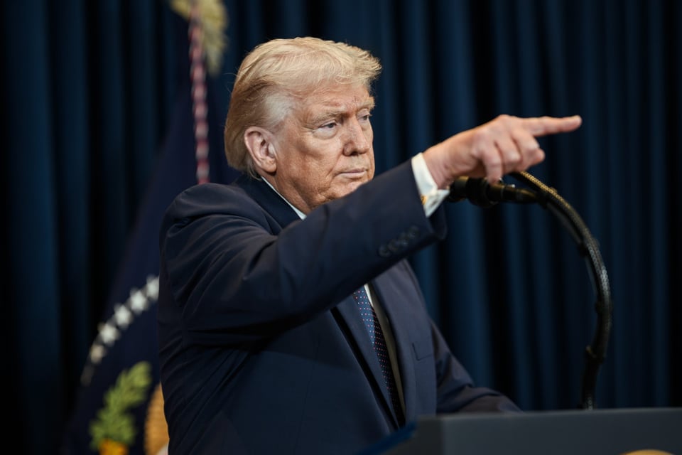 Grandes cadenas de TV suspenden cobertura conjunta de Trump tras veto a CNN