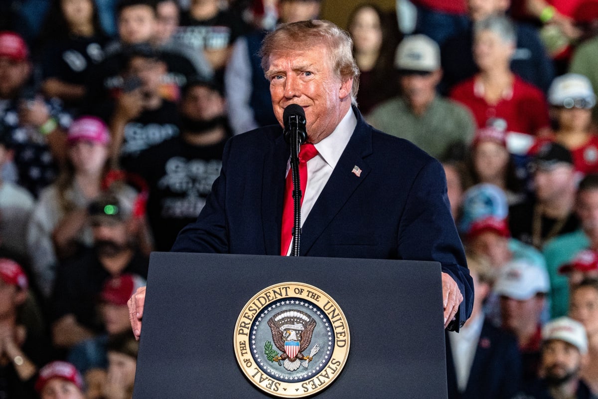 Cheques de $5,000 de Trump: broma en Mar-a-Lago