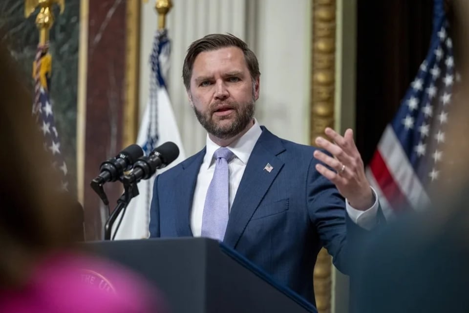 Vance responde a una protesta por Epstein insinuando que el manifestante es un “inmigrante ilegal”