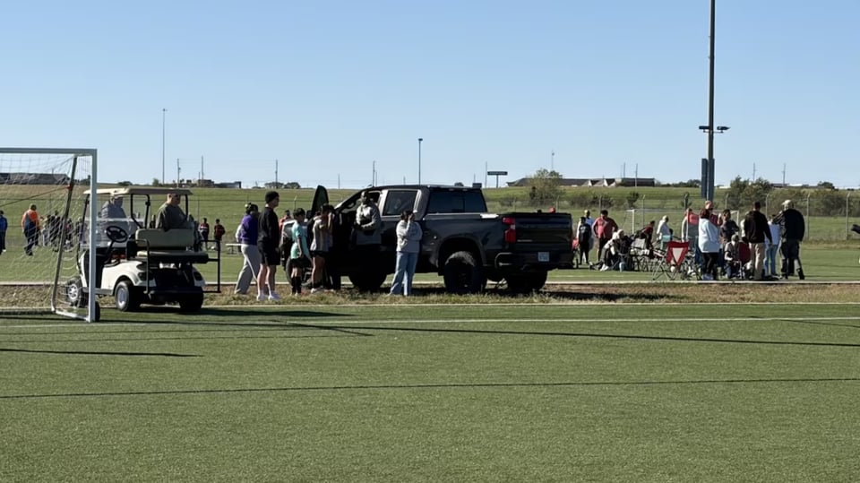 Tragedia en Kansas: camioneta irrumpe en partido de fútbol y mata a un niño y un adulto