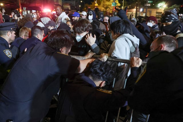 Juez federal prohíbe a ICE deportar a dominicano herido de bala durante detención frente a su hijo en Nueva York