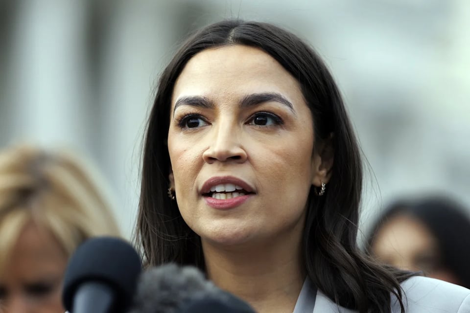 Ocasio-Cortez exige a Target frenar el uso de sus estacionamientos por ICE tras tiroteo en Nueva York