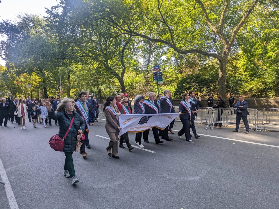 La lluvia no frenó el Desfile de la Hispanidad en la Quinta Avenida de Nueva York