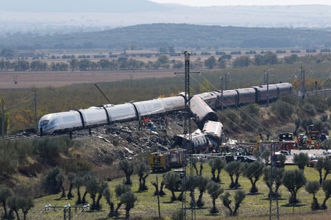 Choque de trenes en España deja al menos 68 muertos; investigan orden del centro de control