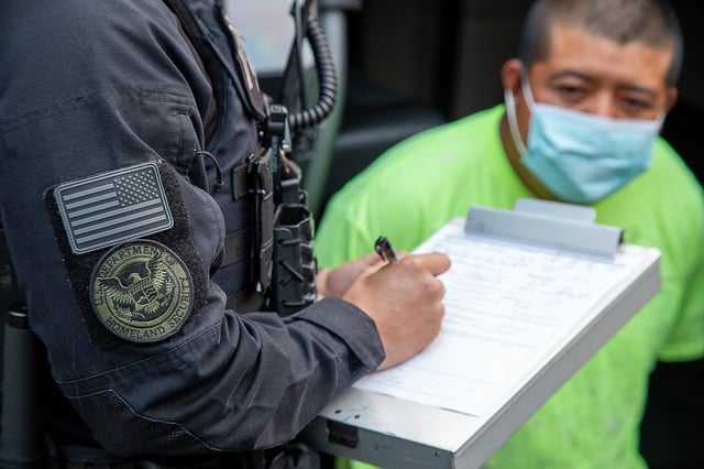 El ICE establece límites sobre qué agentes pueden detener vehículos, según ABC