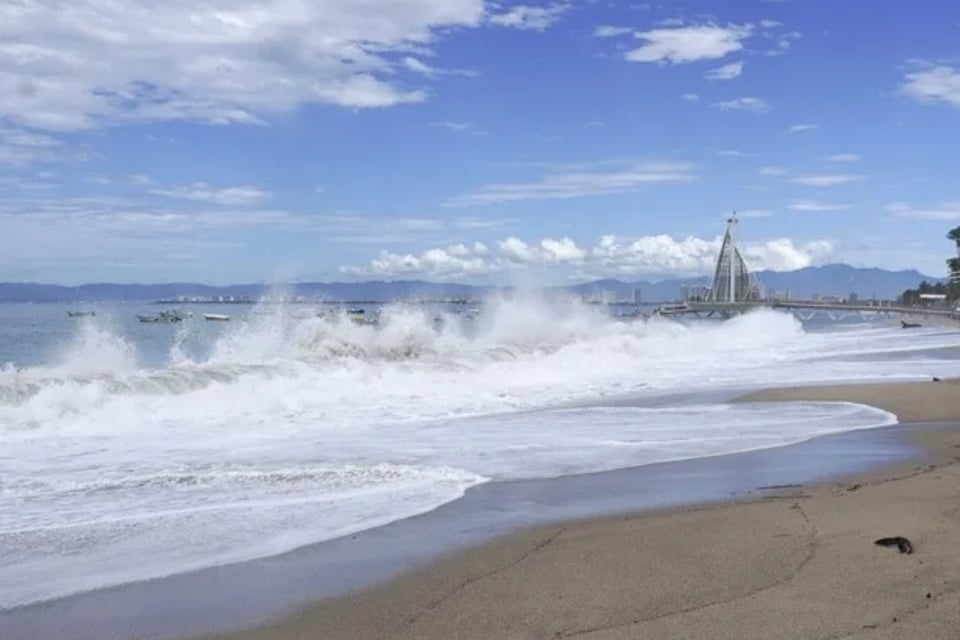 California enfrenta mareas históricas: el mar ya inunda calles y amenaza viviendas