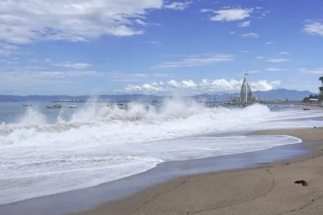 California enfrenta mareas históricas: el mar ya inunda calles y amenaza viviendas