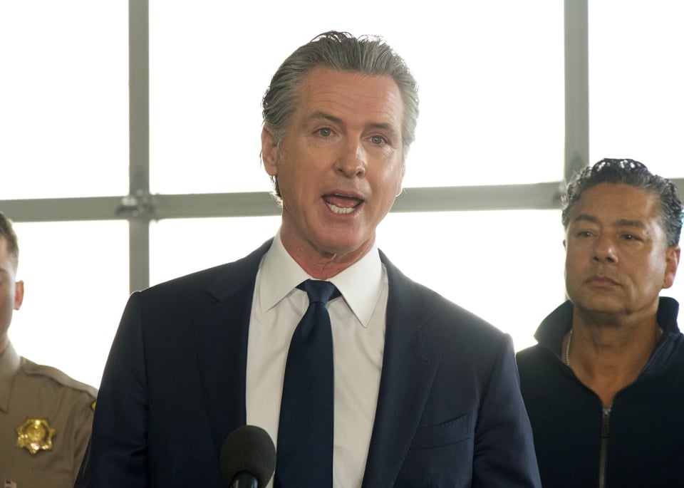 Newsom firma polémica ley en California: exagentes de ICE podrían quedar fuera de la policía