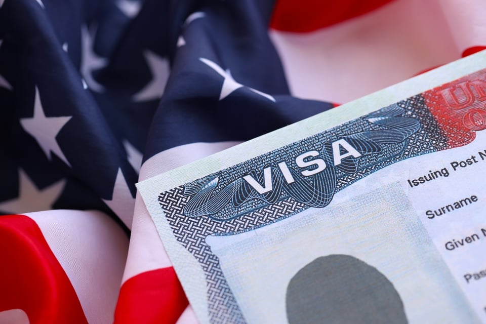 Juez pone contra el reloj a Trump: deberá defender polémico límite a visas de estudiantes y periodistas