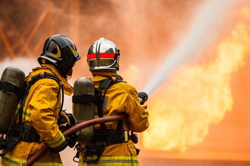 Casas en llamas y evacuaciones en California: Santa Ana acelera tres incendios