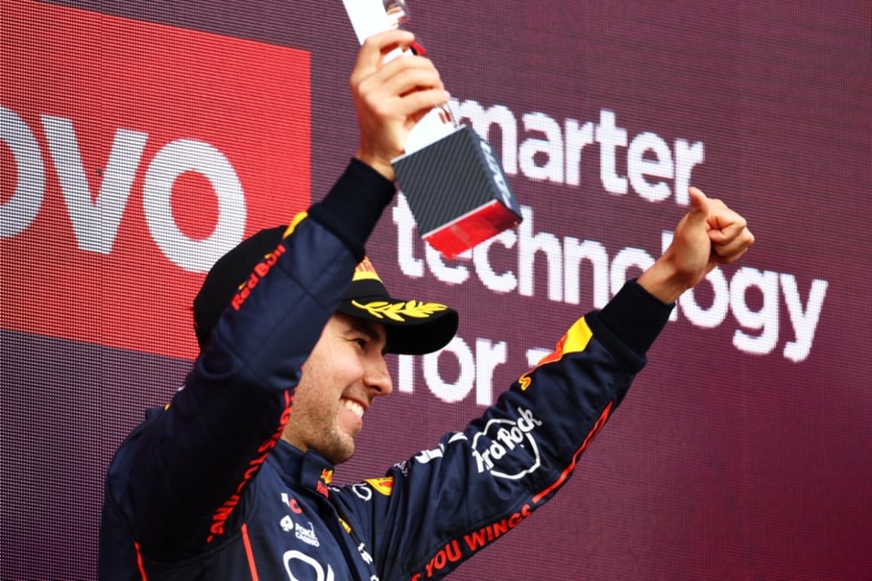 Checo Pérez se sobrepone a un mal arranque y obtiene el segundo lugar en el Gran Premio de Gran Bretaña