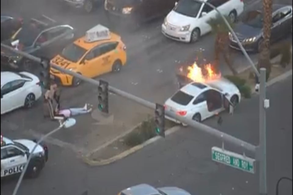 Rescatan a hombre de carro en llamas (VIDEO)
