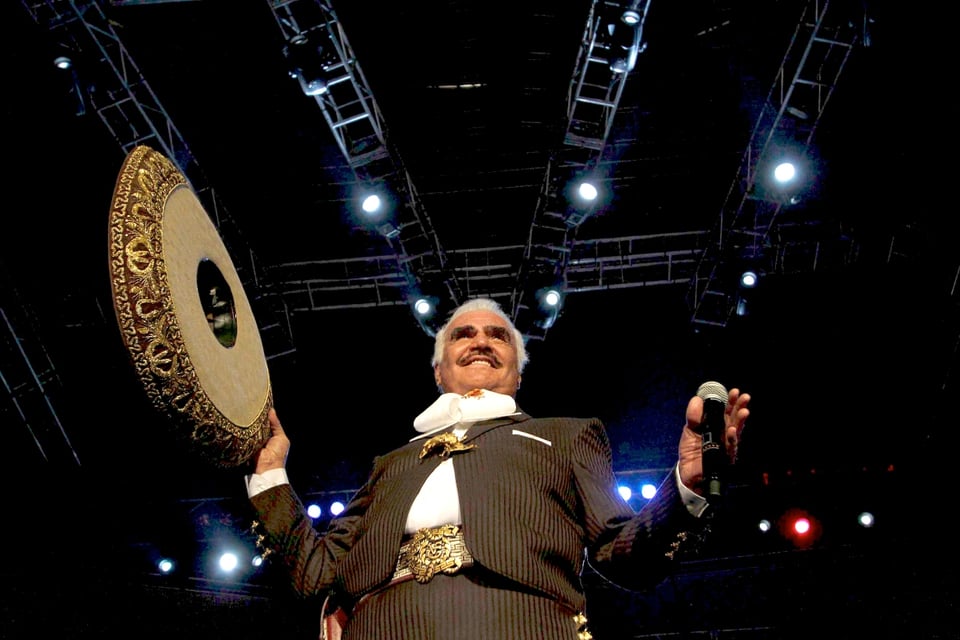 Televisa rompe el silencio con la serie de Vicente Fernández