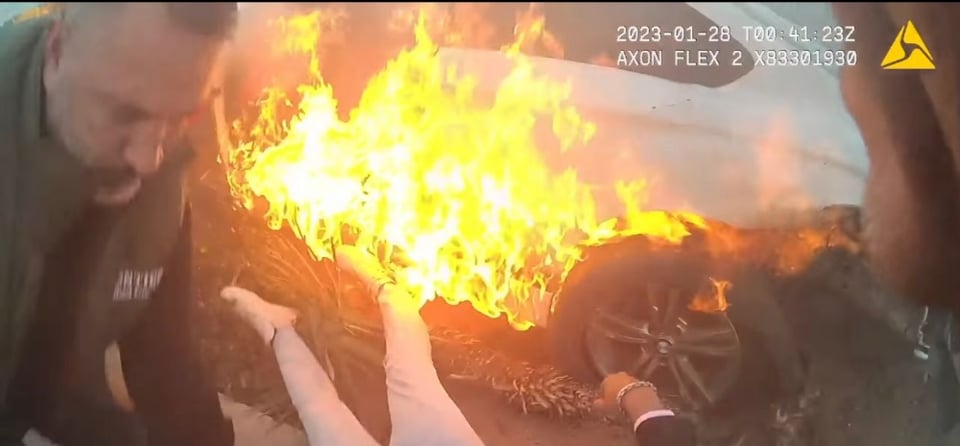 Rescatan a hombre de un carro en llamas
