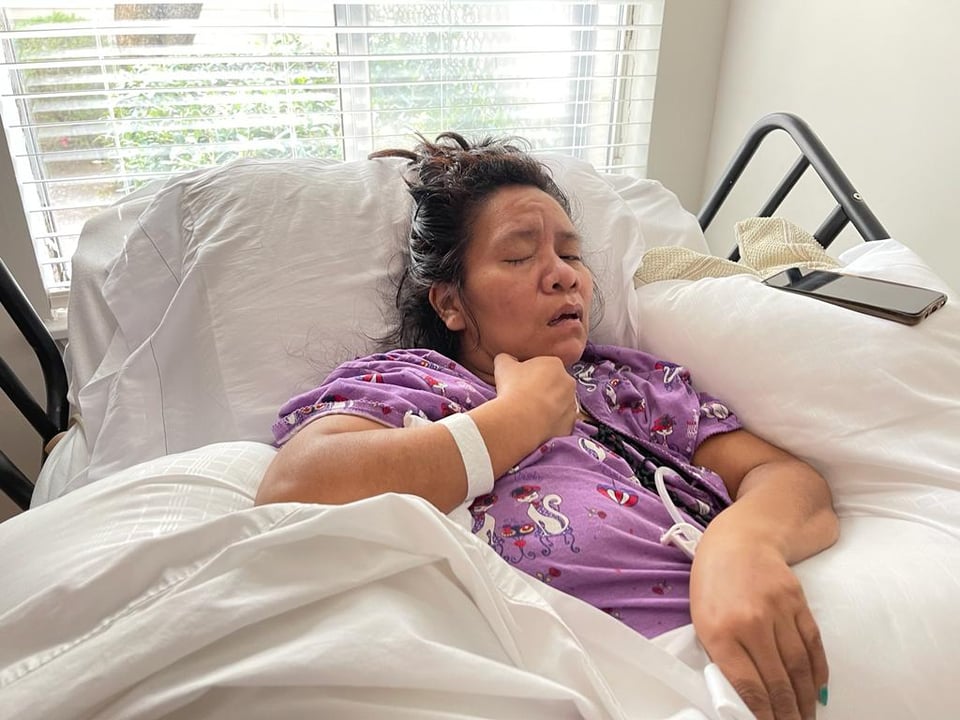 Crónica: Madre hispana arrollada con su hijito a media calle
