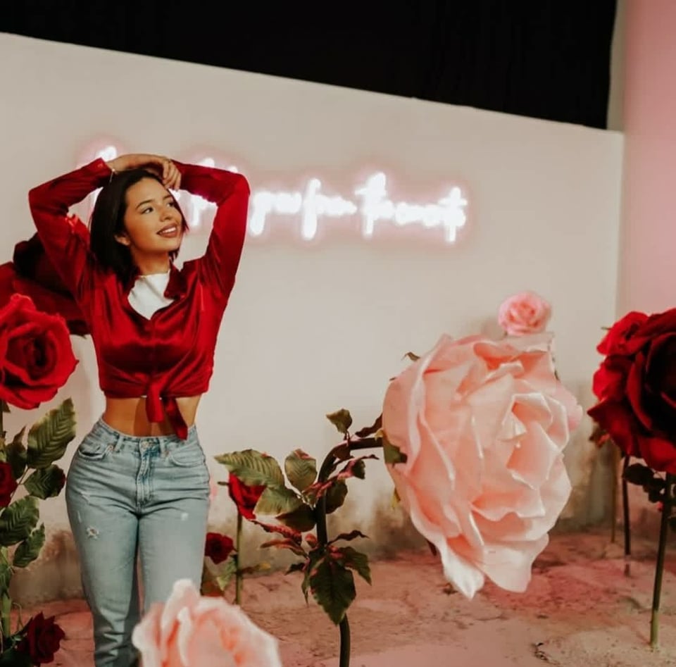 Ángela Aguilar poses in tight jeans and awakens compliments Daughter of Pepe Aguilar