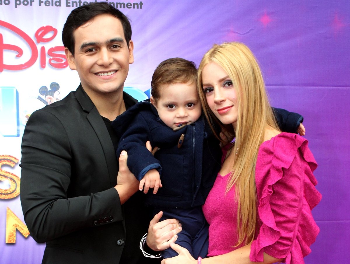 ¡Julián Figueroa se disculpa con su esposa por haber besado a una fan!