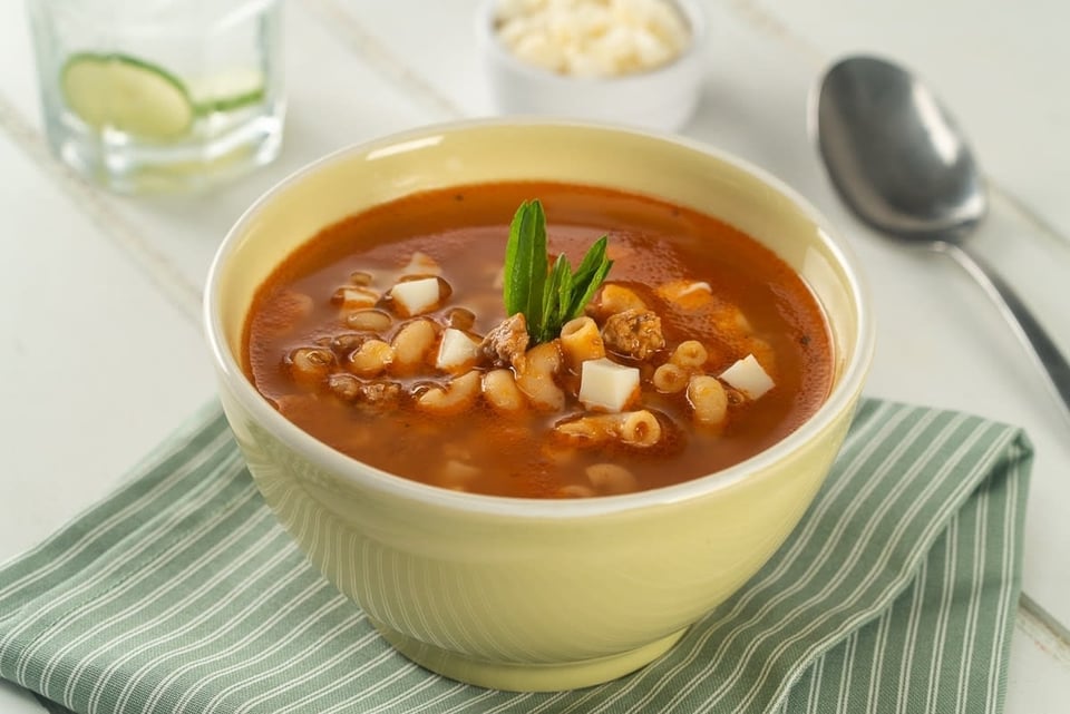Clienta le lanza sopa caliente en la cara a gerente de restaurante mexicano (VIDEO)