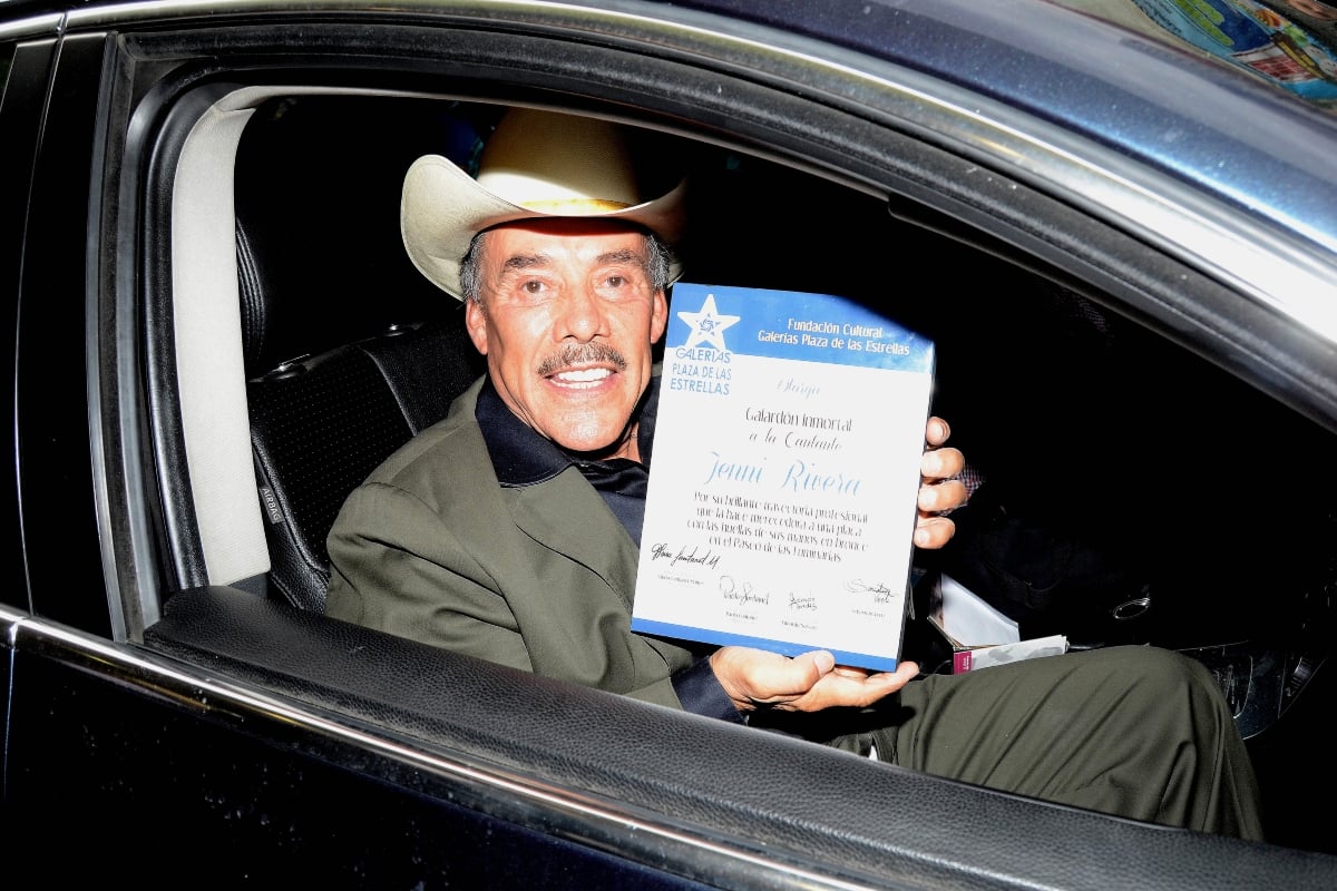 Don Pedro Rivera revela cómo reacciona a las bromas de comediantes sobre muerte de Jenni