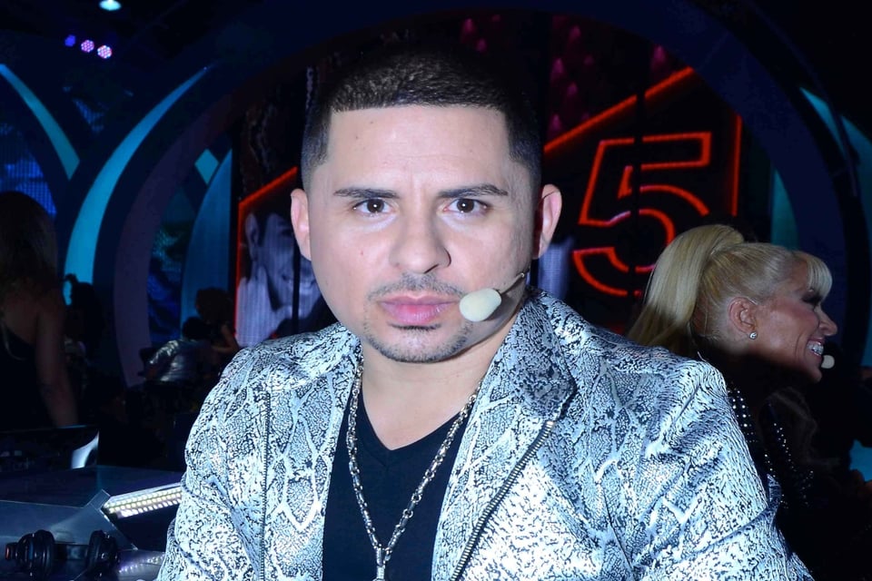 Larry Hernández revela qué operación se hará y su esposa ‘tiene la culpa’ featured image