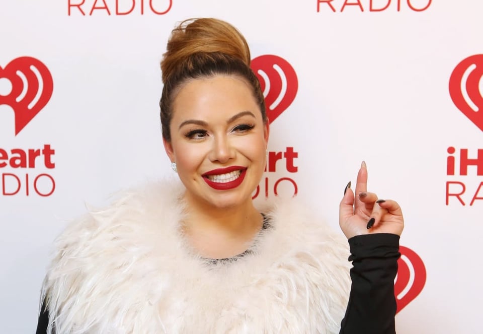 All-natural and with chonguitos, Chiquis Rivera captivates by wearing a sexy red bikini (VIDEO)