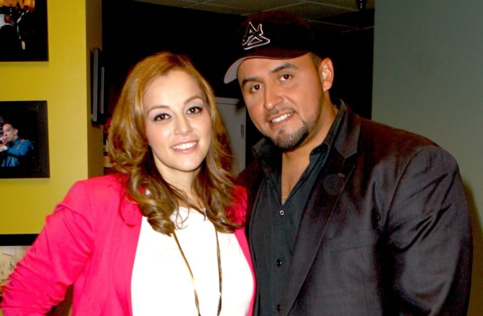 ¿Falta de respeto a su mujer? Juan Rivera exhibe prenda ‘subida de tono’ que usa su esposa (VIDEO)