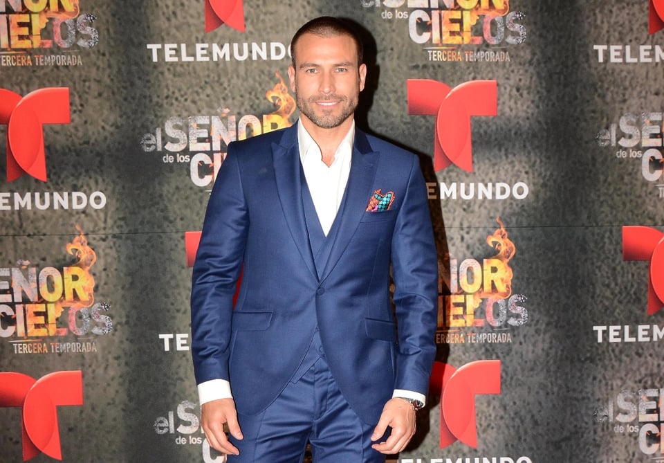 ¿Ya se recuperó? Rafael Amaya ‘reaparece’ vestido como Aurelio Casillas y todos enloquecen (VIDEO)