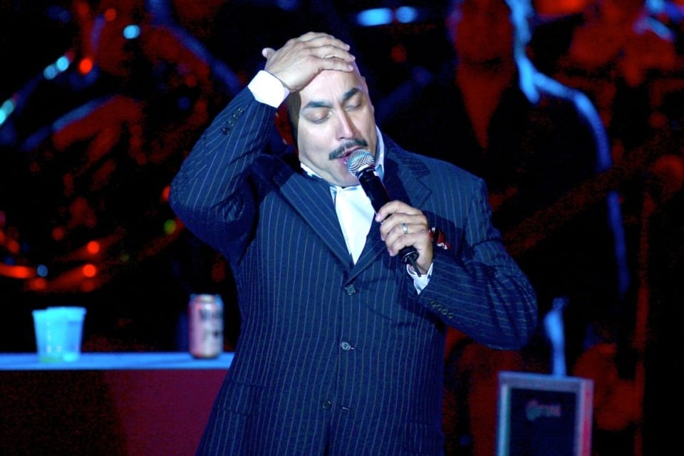 Desde la cama, Lupillo Rivera preocupa a sus fans por su estado de salud