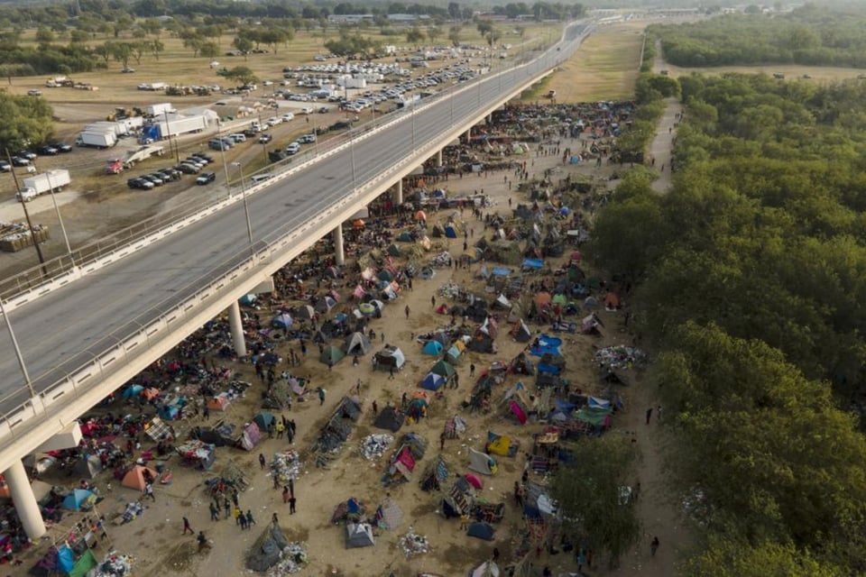 Texas pide a Biden que declare el estado de emergencia por crisis fronteriza y lanzan advertencia