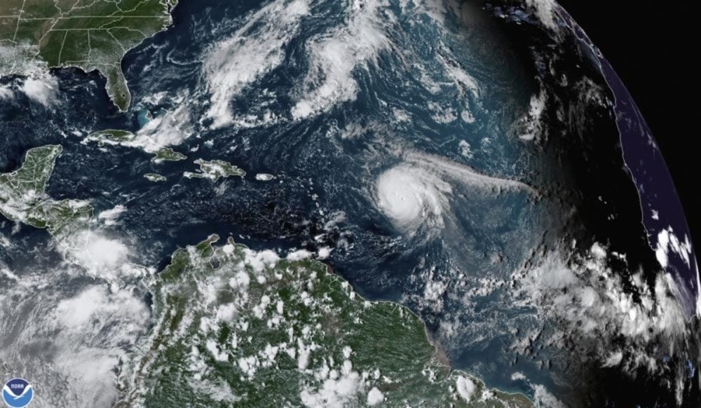 El huracán Sam y la tormenta Víctor se fortalecen en el Atlántico y emiten alerta