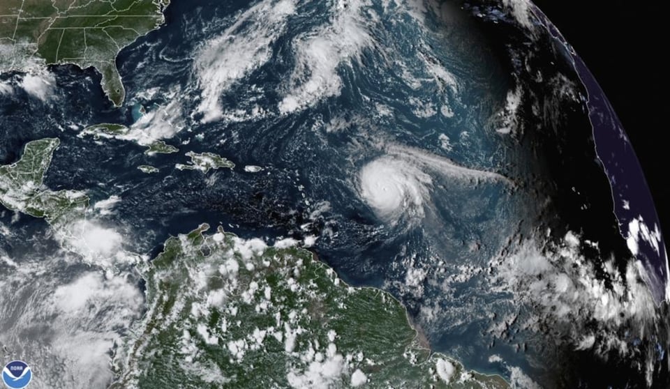 Sam avanza con fuerza por el Atlántico como un huracán de categoría 4