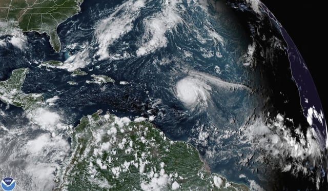 Sam avanza con fuerza por el Atlántico como un huracán de categoría 4