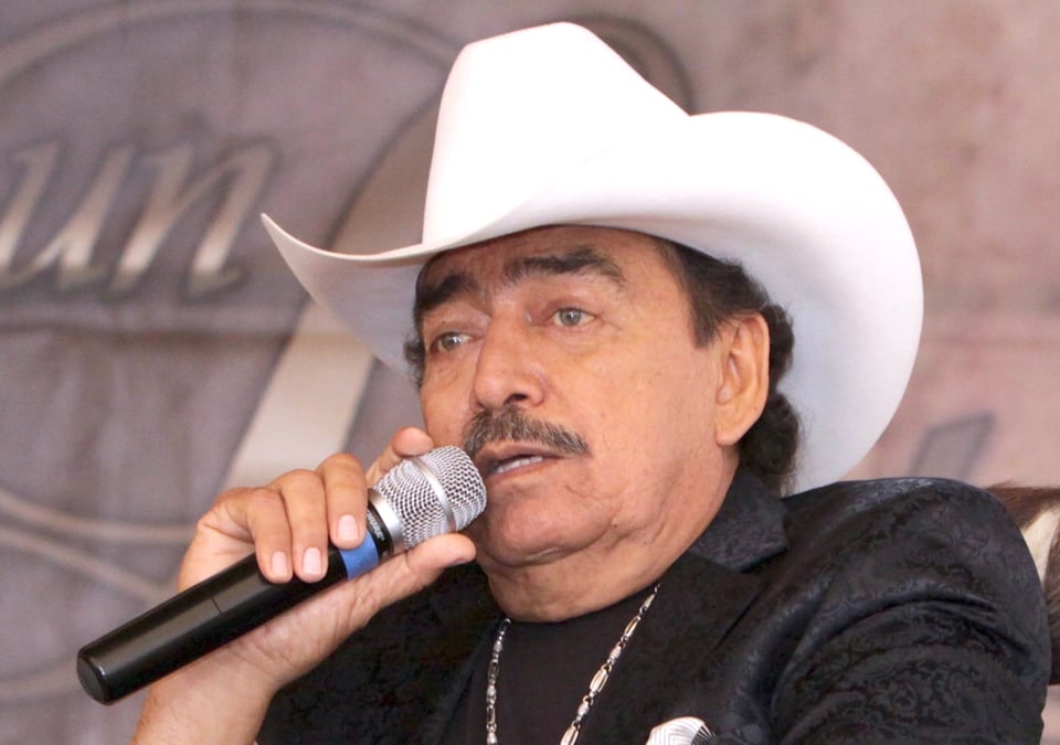 Joven acusa a Joan Sebastian de acoso sexual cuando era niña (VIDEO) featured image