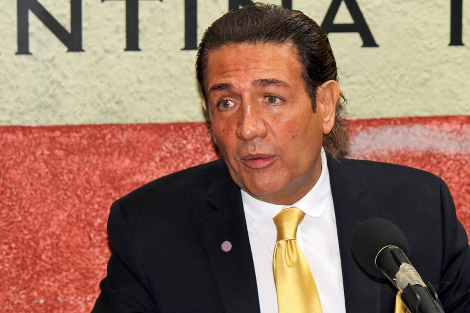 Fabián Lavalle rodeado de hombres y sustancias ilícitas (VIDEO)