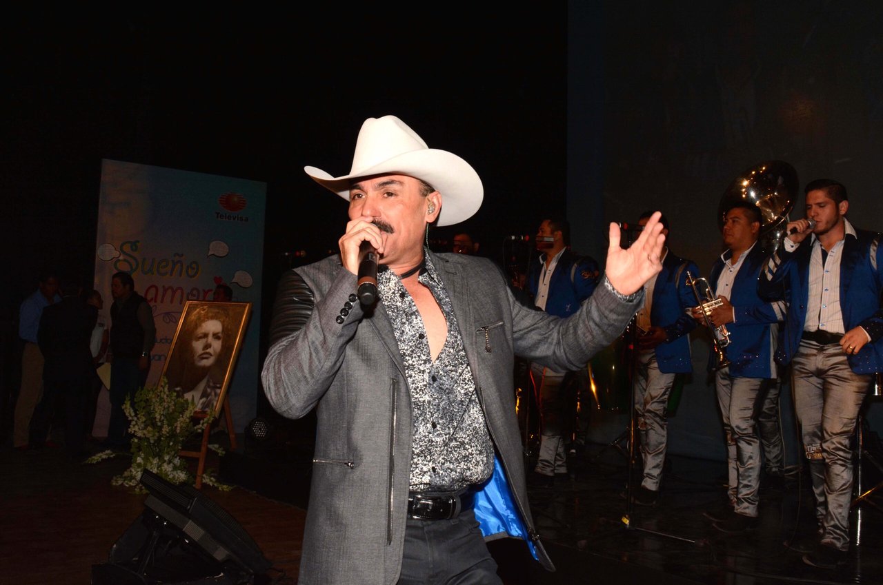 El Chapo de Sinaloa and his horse fall in the middle of a jaripeo (VIDEO)