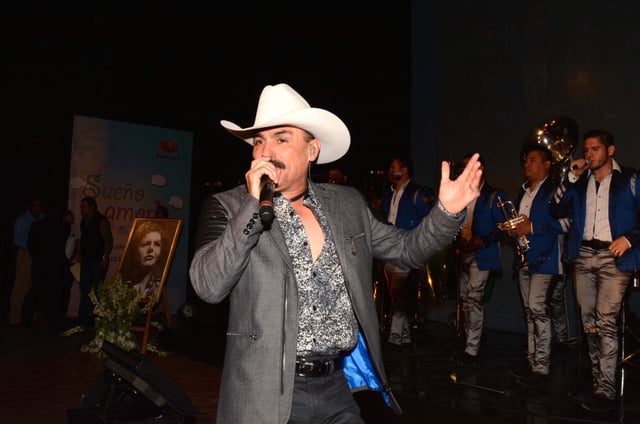 El Chapo de Sinaloa and his horse fall in the middle of a jaripeo (VIDEO)