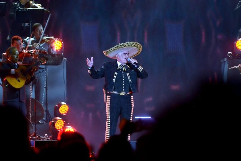 Vicente Fernández está grave, confirma su médico