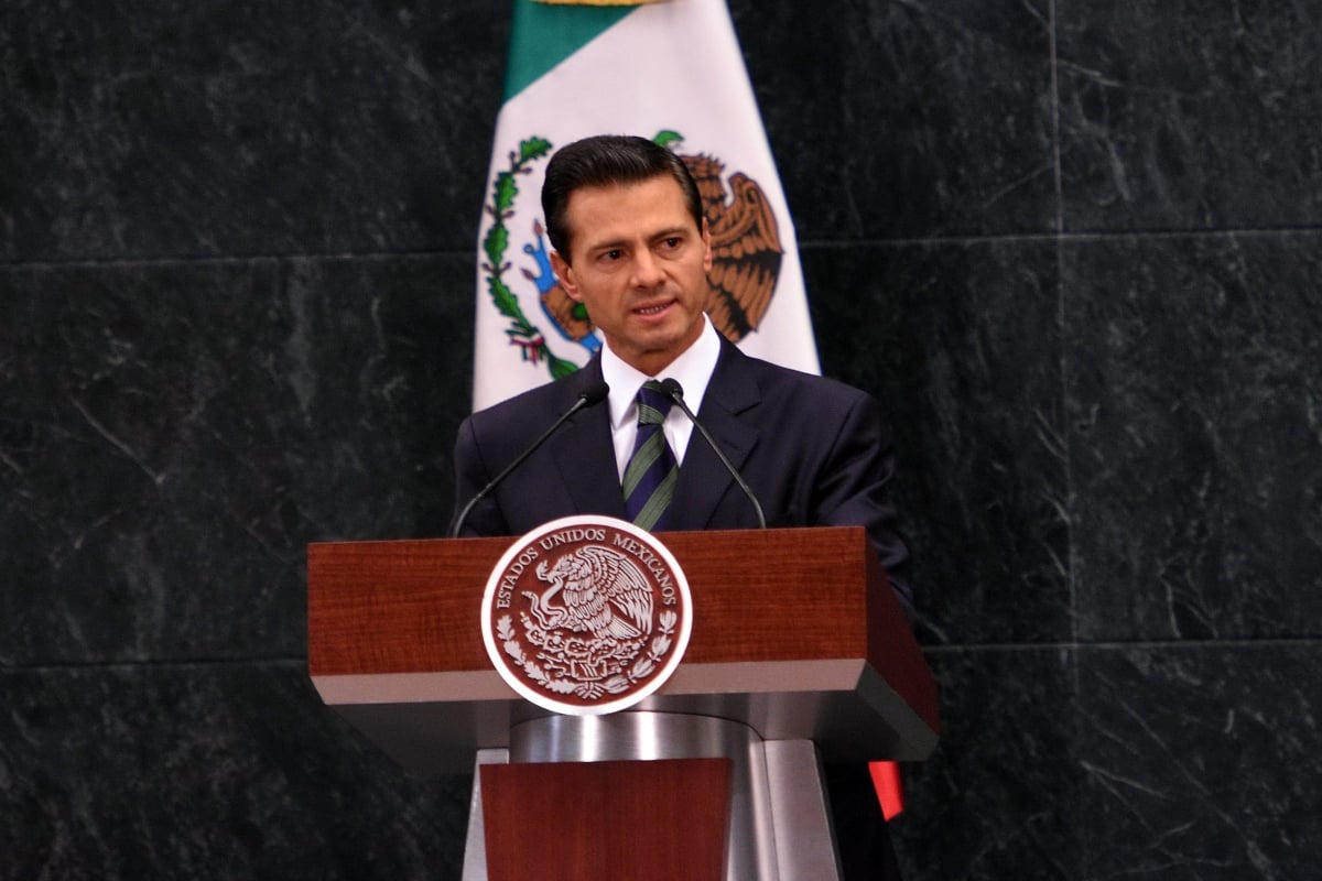 «¡Ratero!». Le gritan a Enrique Peña Nieto al salir de un hotel en Roma con su novia Tania Ruiz