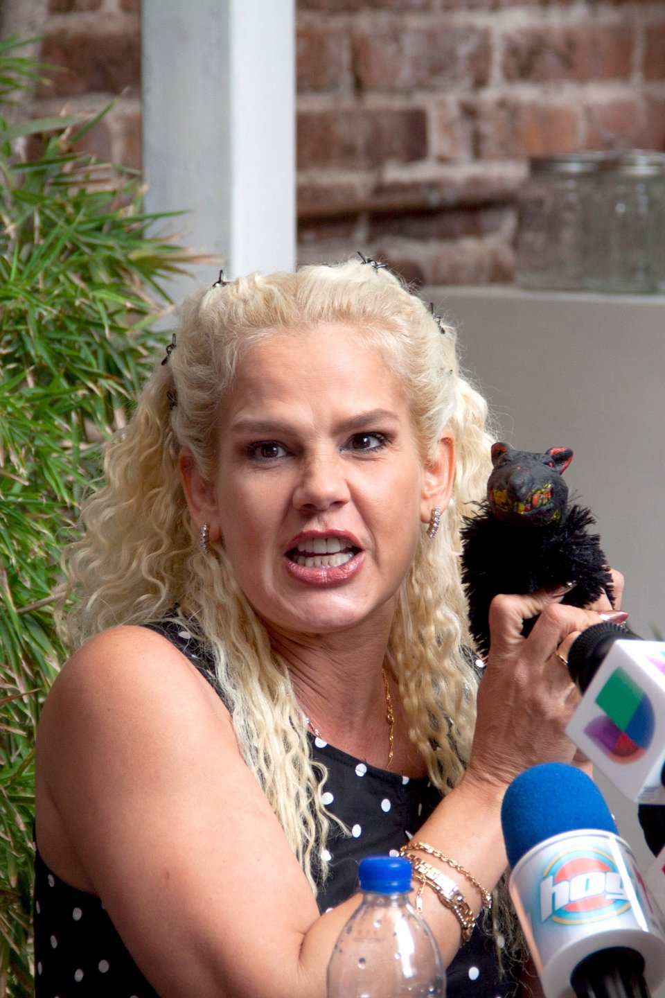 Niurka exhibe a Ivonne Montero